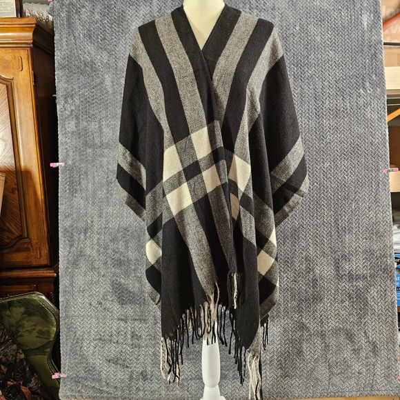 Three Dots Women's One Size Plaid Fringe Poncho Cape Black Cream Gray - Picture 3 of 7